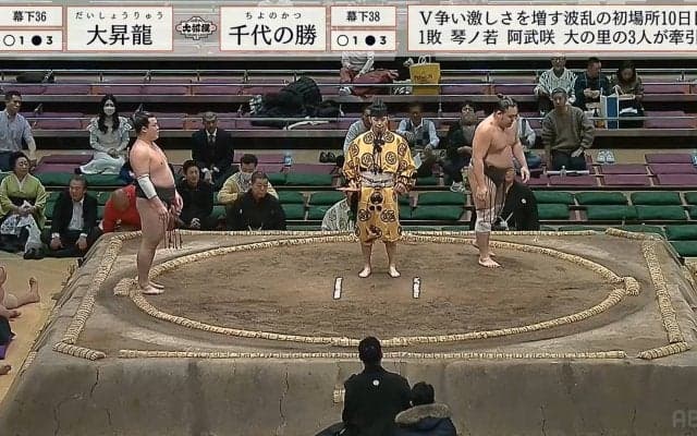 酸欠？それとも脳震盪？驚異的な粘りで逆転勝ちした力士、勝利直後の“くたくた”ぶりに館内どよめき「勝ったのにフラフラ」呼出に肩を借りる場面も