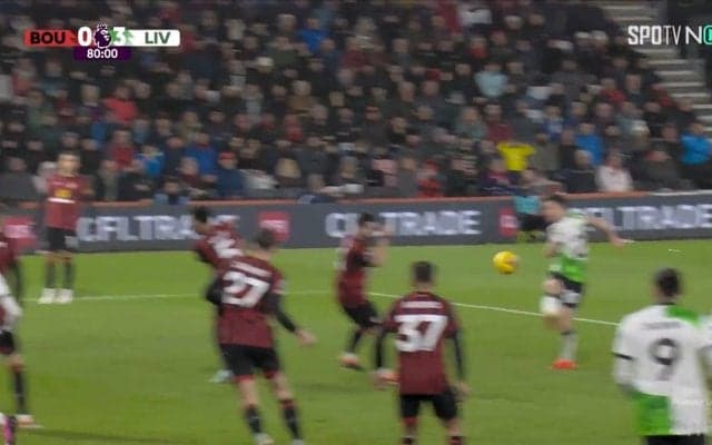 「ひとり時間差？」「そんなのありかよ」キックミスかフェイントか？奇跡の“2段シュート”炸裂の瞬間　痛恨の“蹴り損ない”を一瞬でチャンスに変えた超人的決定力が話題「やっぱり天才」