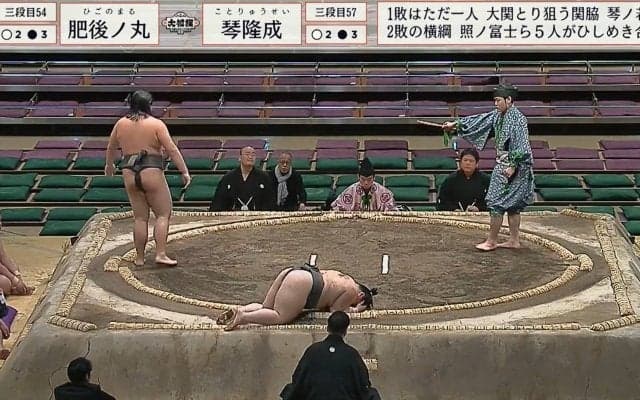 張り手“4連発”で衝撃KO 土俵にうずくまる力士の様子に「張り倒された」「ビンタ」驚きと心配の声 「だ、だいじょうぶっす…」力士は無事も
