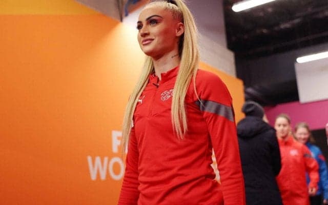 「完璧な美しさ」「女神だ」最もセクシーな選手が25歳の誕生日でドレス姿に！復縁したブラジル代表MFとの2ショットも披露「二人ともおめでとう」