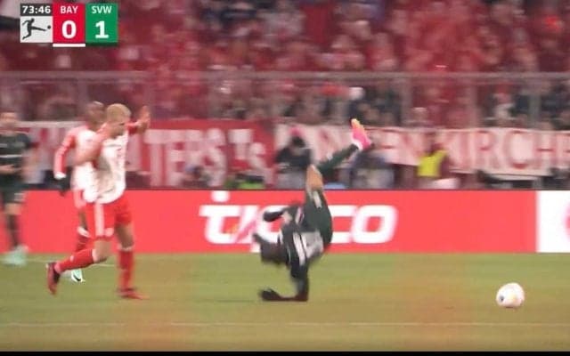 「息できないヤツ…」「回転しすぎだろ」 スタジアムに悲鳴！危険すぎる強烈タックルが炸裂→空中から急落下して5回転した瞬間