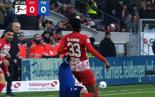 退場クラスの危険すぎるタックル！スパイク裏が足首を削った決定的瞬間…堂安律チームメイトが悶絶「レッドじゃない？」「あかんぞ」