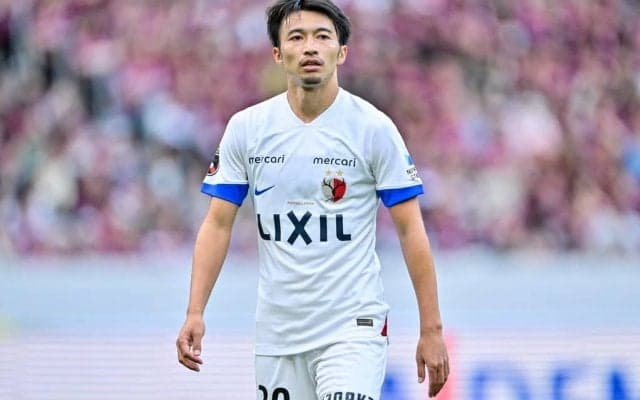 【鹿島アントラーズの2024年を展望する(1)】10番、主将、選手会長の柴崎岳がチームの軸に……ハイレベルな競争の中で「ピッチにいるだけで空気が変わる」“絶対的な軸”