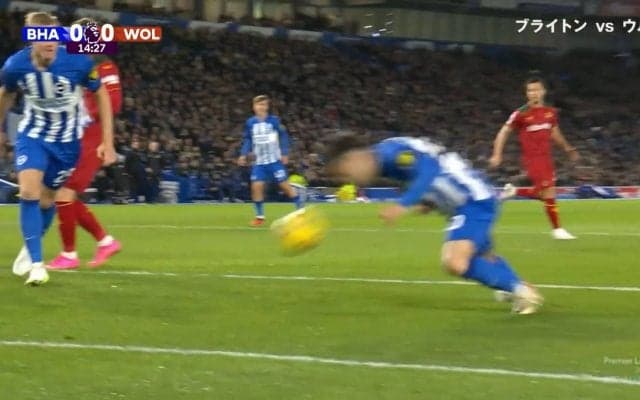 三笘薫の同僚が意地の飛び込み！ゴール目前、地面すれすれ超低空ダイビングヘッド炸裂の瞬間