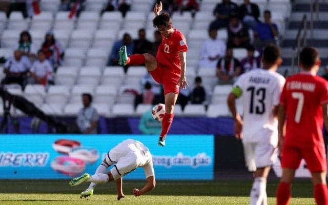 「危ない」「カンフーキックだ」日本戦の裏で起きた退場劇…ベトナム代表FWが飛び蹴り見舞う「完全にジャンピングニー」
