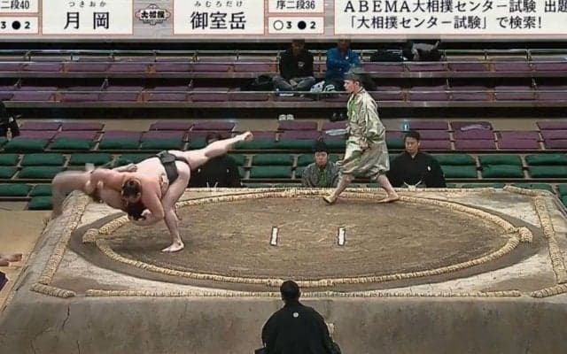 豪快な投げを決めた直後にイテテの表情……力士の悶絶顔に「うわ」「腰やっちゃったか？」心配の声