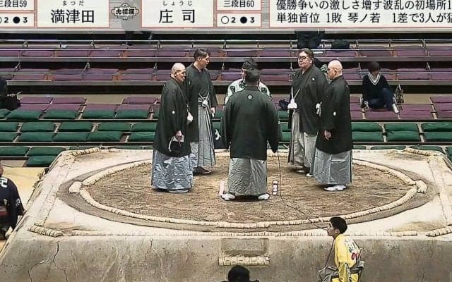 一体どんな会話が繰り広げられた…？審判団の協議中に突如の“かわいすぎる”ほっこり珍映像「行司笑ってるやんw」