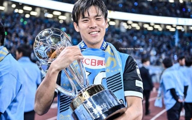 「ちくしょう似合ってんじゃねーか!!」山根視来が新たなトレーニングウェアと背番号でチームに合流！「お顔が緊張してそ笑」「歓迎されてる雰囲気がいいね」などの声