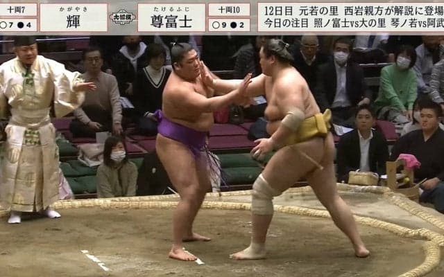 「まだまだ！」行司の静止が間に合わず張り手がヒット 直後に睨みつける力士、“一触即発ムード”に館内騒然「おこだw」「ムッとしてる」