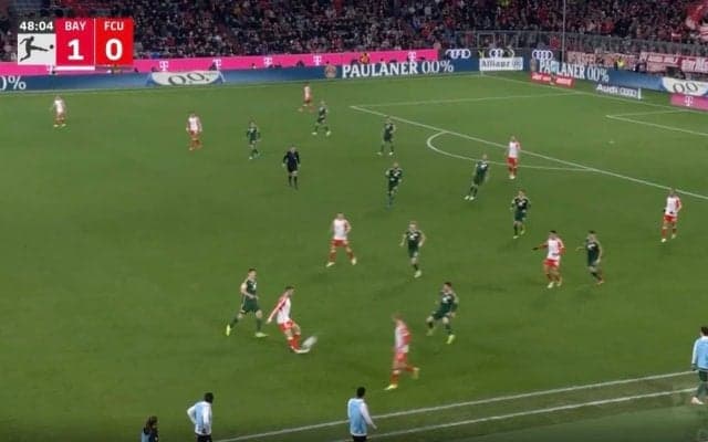 「これはエグい」「絶妙すぎる」芸術的パスが足元にピタリ！美しすぎる“浮き球”ループパスが連発した瞬間　王者バイエルンの“華麗な崩し”にスタジアムが熱狂