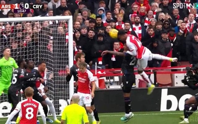 「暴露して大丈夫？」アーセナルの“緻密デザインされたCK”をプレミアリーグ公式が解説！ど迫力ヘディングゴールを引き出した味方の動きは？「天才的なアイデア」