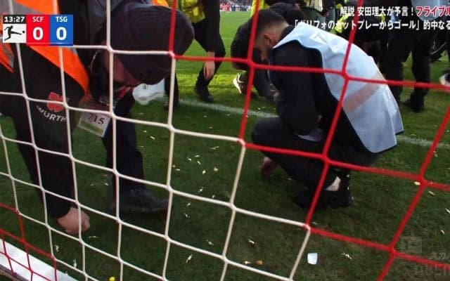 「Ｊリーグでやったら炎上しそう」浅野拓磨のような“チョコレートもぐもぐ選手”は？抗議のお菓子投げ入れで試合中断「片付け大変」「日本の治安の良さがわかる」