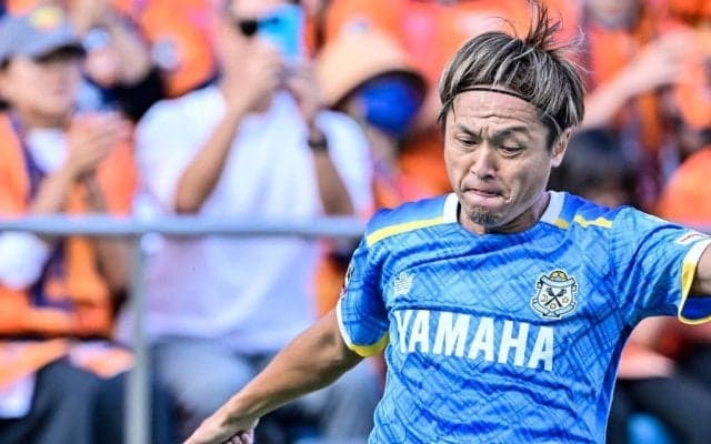 「コーチの球筋が一番落ちてるw」G大阪・遠藤保仁コーチが“FK講座”で職人技を披露！「ヤットさんは一味違う」「楽しそうなヤットさん見れて幸せ」の声