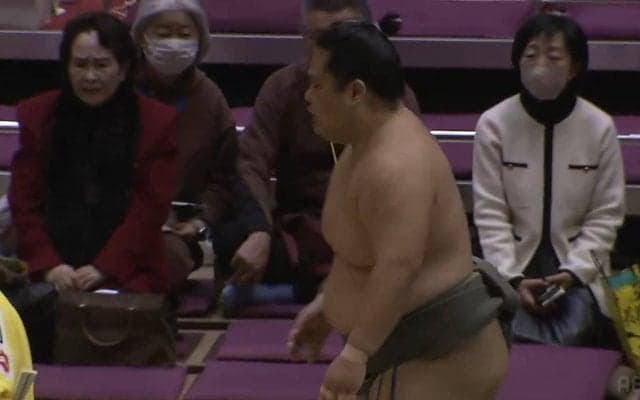 こんな所にも危険が！勝利に喜ぶ力士、帰り際に待っていたまさかのハプニングに冷や汗タラリ「疲れが足にきたか」「え？そこで？」