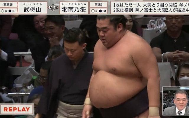 漢が燃える格闘家も熱心に相撲観戦 鋭い眼光も姿勢はかわいい“体育座り”でちょこん 中継に映り込み「確認したww」「有名人発見」