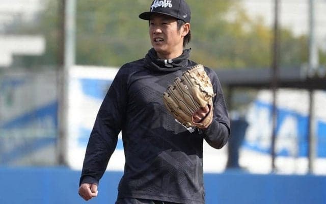 「自分は邪魔」戦力外で決断した“二刀流”　超異例の現役＆裏方…34歳が異国で追う夢