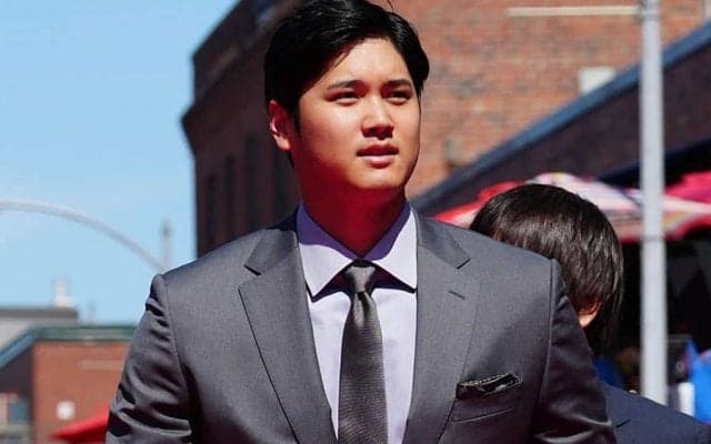 大谷翔平が夕食会に出席　黒のタキシードでNYのホテルに登場、会場は拍手喝采