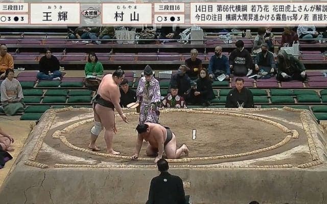 「立てる？」苦しそうな力士に館内ざわめき「もろくらった」「呼吸できなくなったな」ヒヤリも…自力で立ち上がり観客から拍手