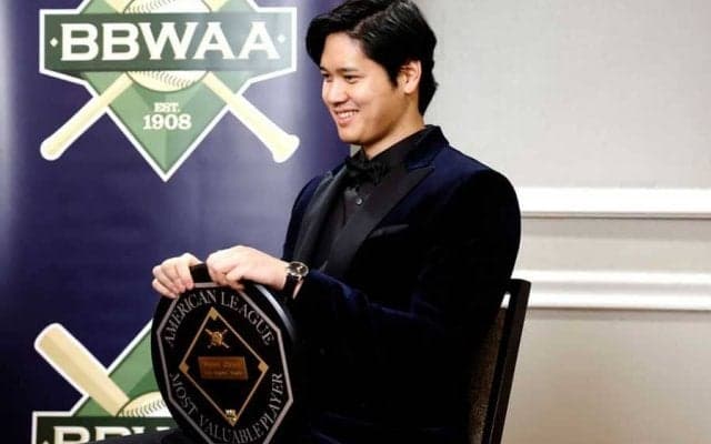 大谷翔平、愛犬デコピンと“家族”夕食会写真　SNSで公開も「なぜ悲しいのか」