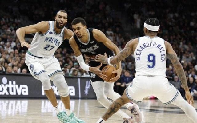 ウェスト最下位のスパ-ズが上位ウルブズに逆転勝利…指揮官は「ベストな勝利」