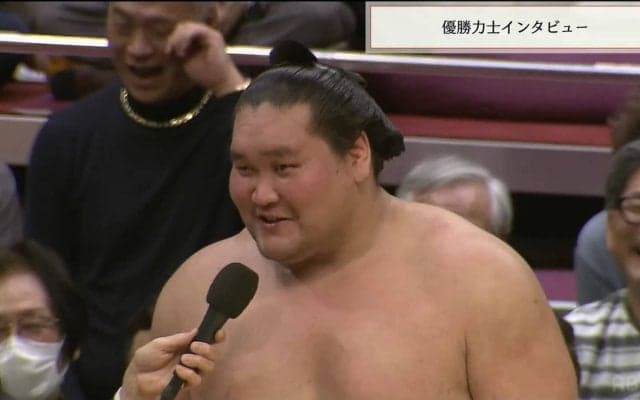 「緊張と緩和がエグい」照ノ富士、優勝決定戦から一転“ユーモアインタビュー”で館内和ませる「横綱ジョークw」「かわいいな」