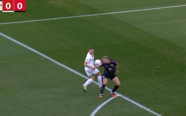 大ブーイングの嵐！「なんで手を出した」「不安定すぎるだろ…」 危険位置でハンドする“痛恨ミス”の瞬間　狙い撃ちされたバイエルンの急造DFラインがドタバタ劇
