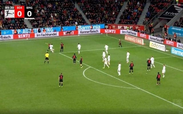 メチャクチャ潰しにいってる！ボルシアMG福田獅王が激しい“鬼プレス”を炸裂した瞬間　ブンデスデビュー戦でも首位相手にビビらない気迫のプレー