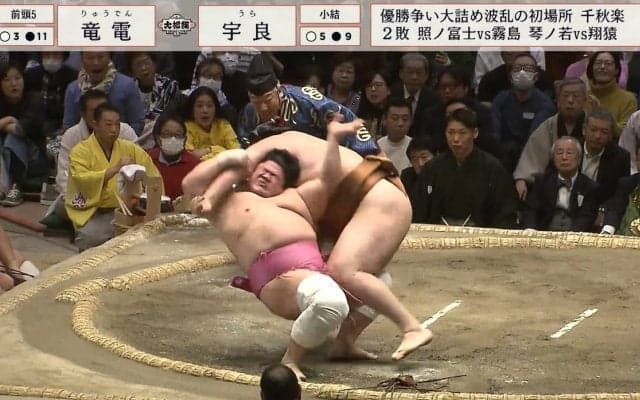 「なんじゃこりゃー！」人気力士、発生確率0.01%の“アクロバティック珍手”に館内沸騰 予測できない業師の妙技に相撲ファン「とんでもないのでた」