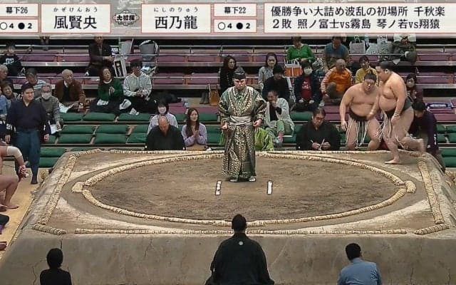 勝利した後の動きが地味に早い力士にツッコミの声「戻るの早ない？w」「仕切り線ダッシュ」「元気に走って勝ち名乗り」