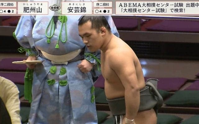 「怒られたw」2度の立ち合い不成立で審判長から注意、力士が咄嗟に謝罪 緊迫感あふれる瞬間