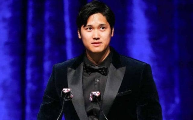 大谷翔平、チャーター機で眠る瞬間のデコピンを激写　夕食会に感謝「またいつの日か」