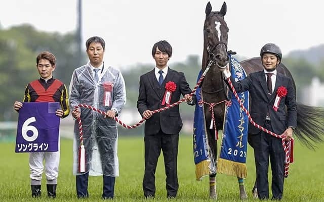 最優秀4歳以上牝馬・最優秀マイラーに選出されたソングライン サンデーR吉田俊介氏「強いお母さんに似た子どもがうまれたらいいなと」/JRA賞授賞式