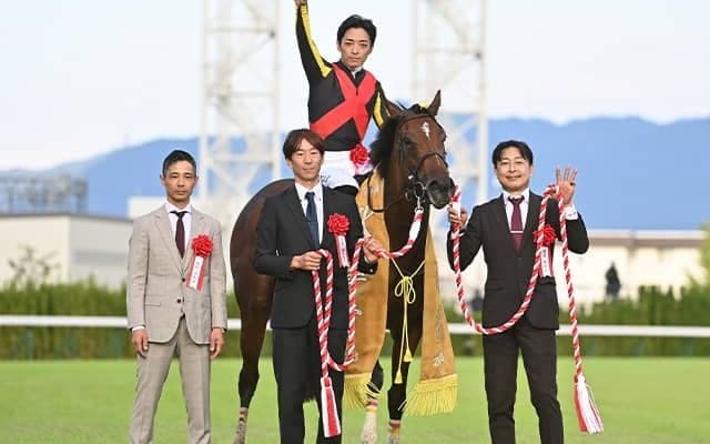 最優秀3歳牝馬に選出されたリバティアイランド サンデーR・吉田俊介氏「どのレースも強かったと思います」/JRA賞授賞式
