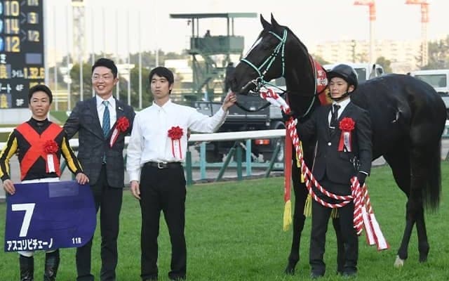 最優秀2歳牝馬に選出されたアスコリピチェーノ サンデーR・吉田俊介代表「一緒に頑張っていきたい」/JRA賞授賞式