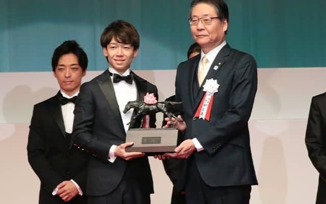 MVJに選ばれた松山弘平騎手「1頭1頭全力で向き合いたい」/JRA賞授賞式