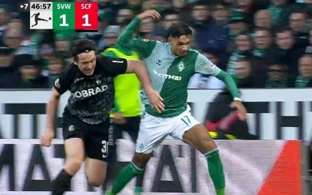 まるでエムバペだ！“速くて強い”超絶ドリブルで敵をぶっちぎった瞬間！ファウル覚悟でも止まらない逸材FWにサポーター大盛り上がり「えぐい」