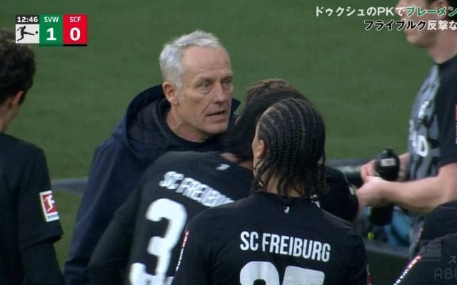 「完全にブチギレ」監督が“鬼の形相”で選手たちを怒鳴り散らす決定的瞬間！フライブルク指揮官に元日本代表DFとファンも困惑「なにごと？」
