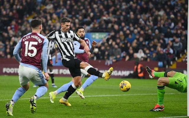 「最強だ」CBが驚きの２ゴール！ニューカッスルDFの“意外すぎる決定力”にファンも感嘆「ハット狙おう」「ストライカーばりの嗅覚」