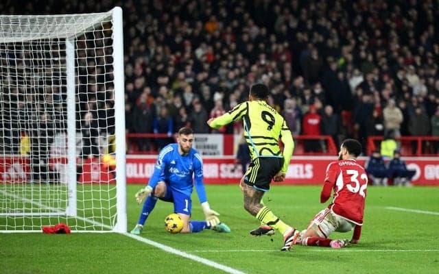 「なぜか難しいのを決めるw」アーセナルFWの“ほぼ０角度・神ショット”が炸裂の瞬間！美しすぎる股ぬきゴールが話題沸騰「GKめっちゃ悔しい」