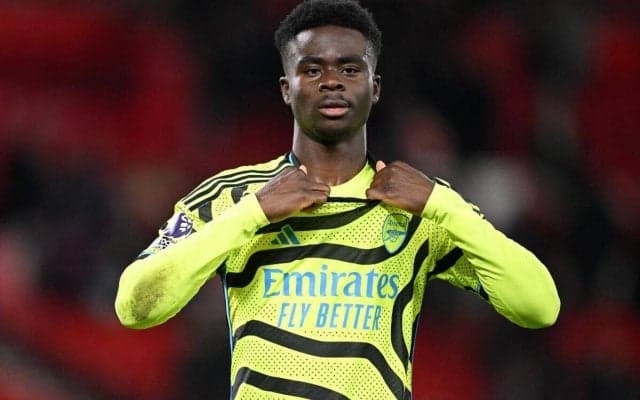 「一生の思い出になる」アーセナルFWサカが日本人の少年にユニフォームをプレゼント！貰った方法も話題に「上手すぎる」