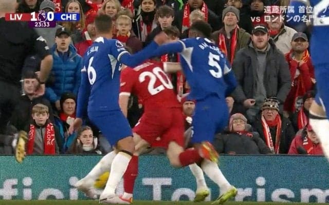 「もはや暴力」「化け物かよ！」邪魔する奴は全員吹っ飛ばす！ DF2人の間を正面突破でブチ破る“重戦車ドリブル”→スーパーゴールを炸裂した瞬間