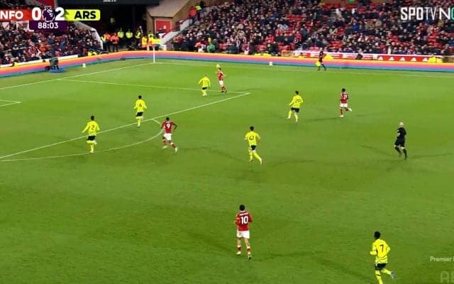 「冨安なら弾き返していた」アーセナルDFの“緩すぎる守備対応”が物議！失点関与でチームメイトと口論も「攻撃で頑張ってもらおう」の声も