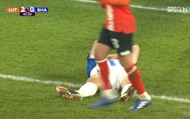 「破壊されてるやん」「ガチの化け物」プレミアリーグでまさかの“豪快ラリアット”炸裂！193cmの長身FWが喜び過ぎて相手の屈強DFを一撃ノックアウトした決定的瞬間