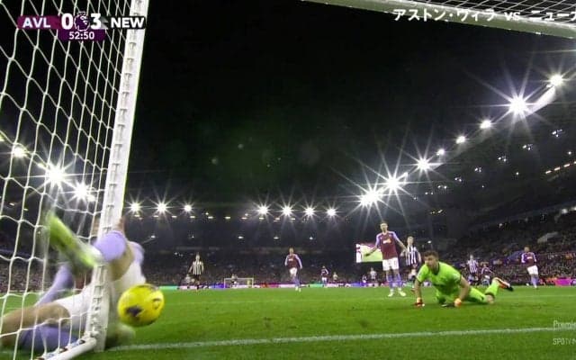 「痛すぎる」股間がポスト激突で悶絶→オウンゴール献上の二重苦…乾いた音が響き渡った決定的瞬間に海外ファンも涙「同情する」「不運だった」