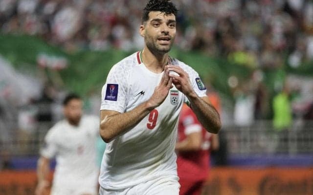 涙を浮かべPK戦を直視できず…退場したイランのエースFWタレミをチームが救う、日本戦は出場停止に