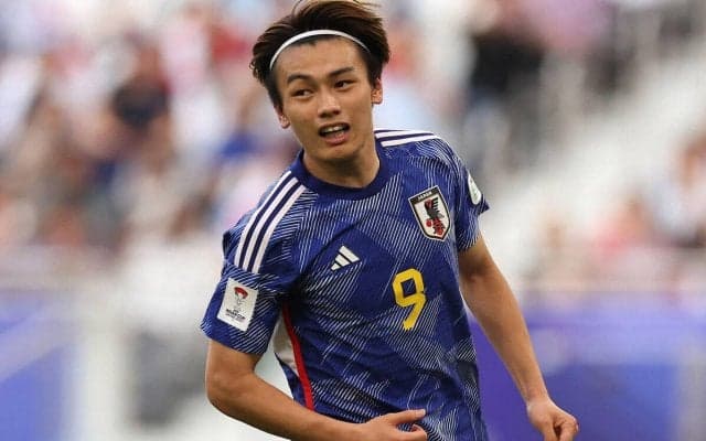 「笑顔良すぎる」「今回もスタジオアリス」日本代表の集合写真、ただ1人笑顔の上田綺世がまたも話題に「白い歯が眩しいです」