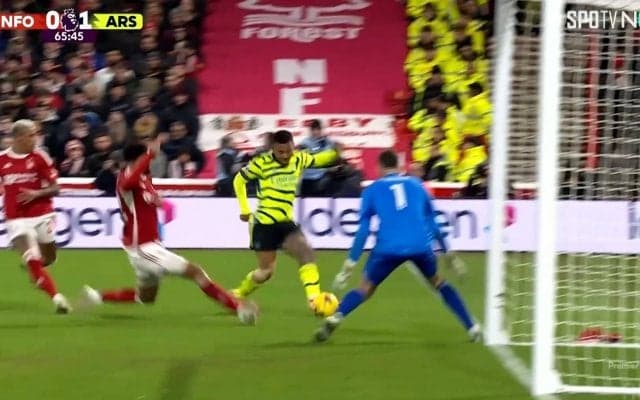 「難しい角度？問題ない」アーセナルFWの“信じられない神ショット”が話題沸騰！驚愕の股抜きゴールは「優しい角度？問題あり」となぜイジられる？