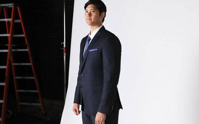 大谷翔平が「パイロットに」　普段と雰囲気一変…スーツで「ハイ、エブリワン！」