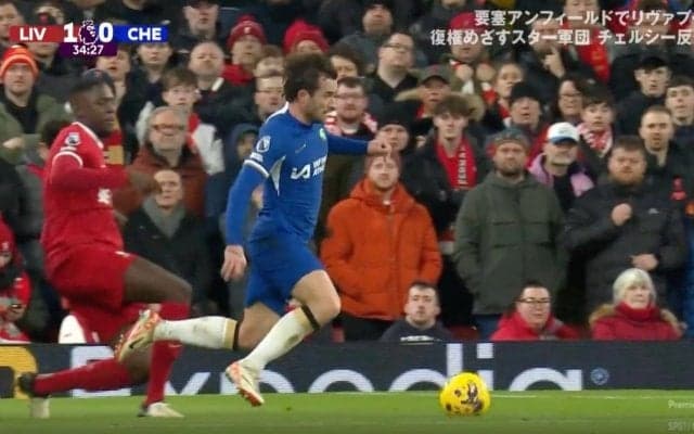 大ブーイングの嵐 「ネイマールかよ！」 “リバプールの敵”疑惑の審判が紙一重のジャッジを下した瞬間　接触はあった？ボックス内での転倒シーン