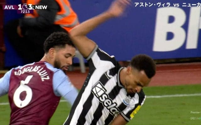 敵と主審にブチギレ！「どこがファウル？」→「うるせえよ！」ブラジル代表MFが“不必要なショルダーチャージ”でイエローカードを食らう一部始終